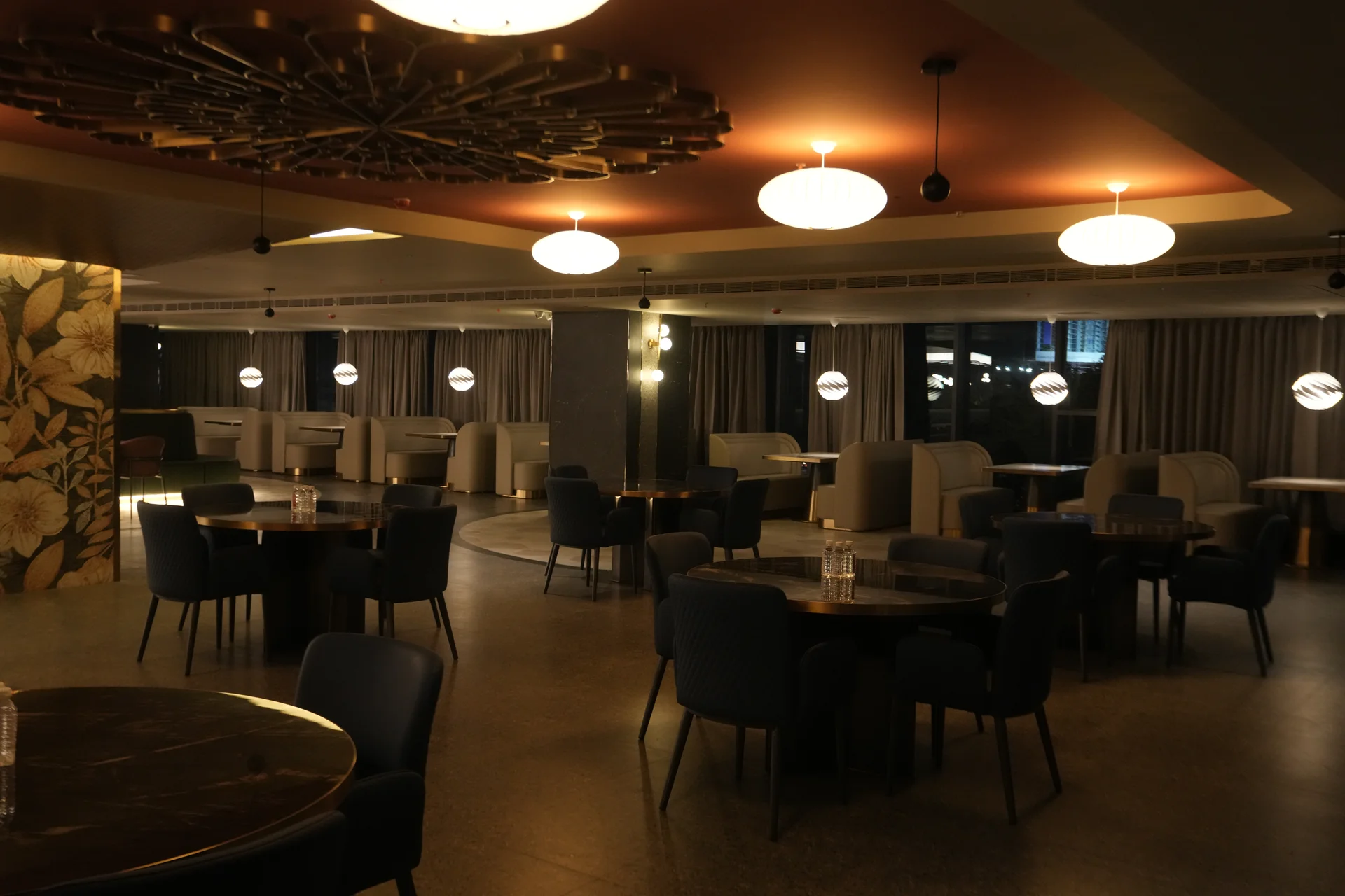 Private Window Dining Alcoves at Varen